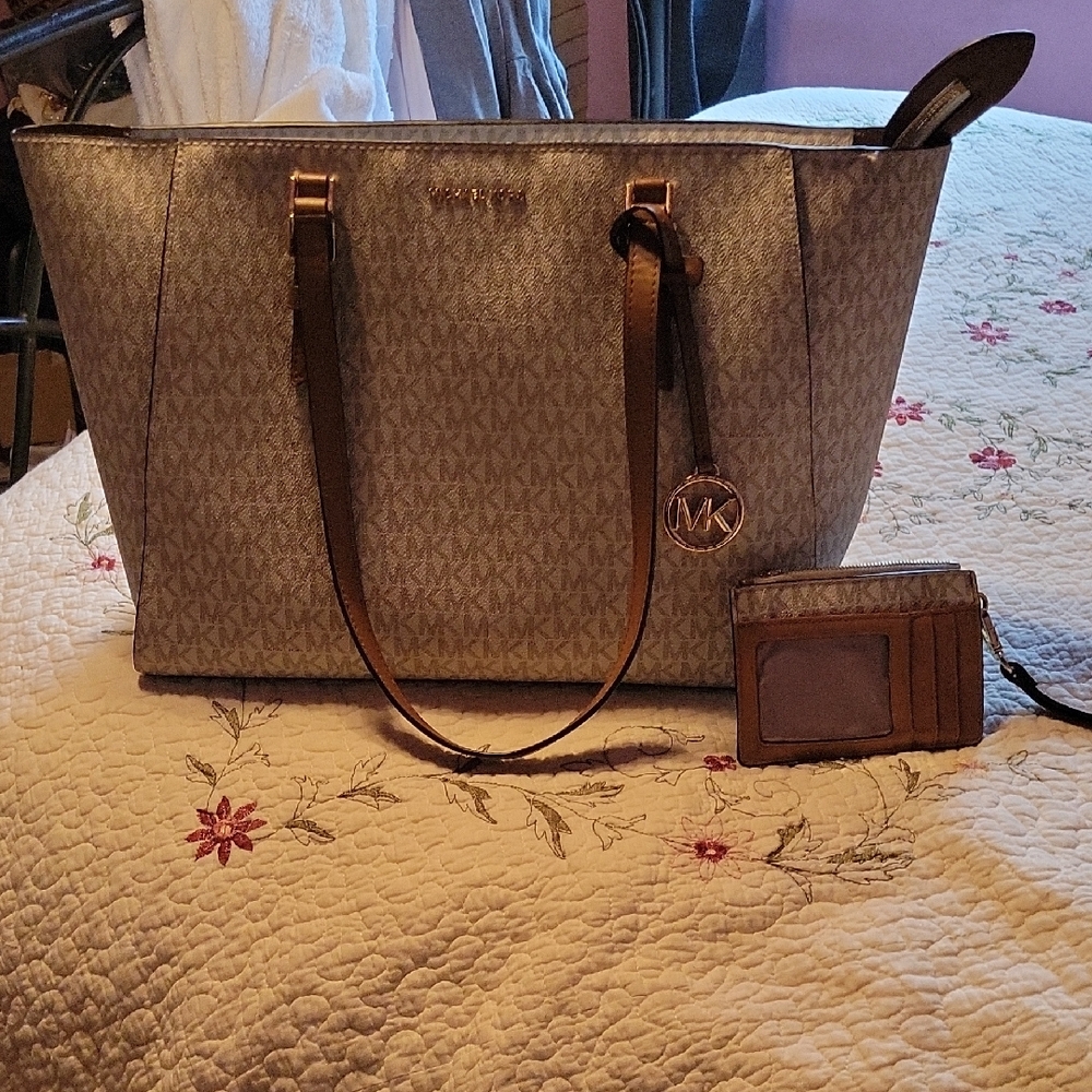 Michael Kors White Tote Bag with Brown Accents With Matching Wallet